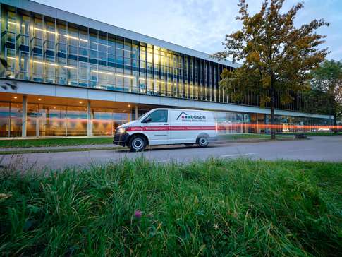 bösch Kundendienst-Auto fährt schnell auf der Straße neben der Firmenzentrale | © bösch heizung.klima.lüftung