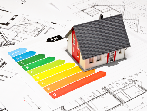 ErP-Label liegt am Boden neben einem Ziegeldachhaus in einer 3D-Illustration | © Marco2811 - Fotolia