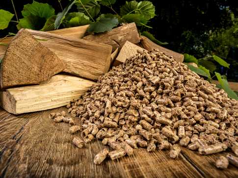 Heizen mit Stückholz & Pellets: Die Kombi-Heizentrale Duo S macht es möglich! | © dinostock - stock.adobe.com