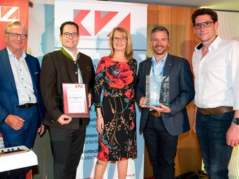v.l.n.r. Herbert Vock (Geschäftsführer des KVA),  Mag. Robert Grellet (Mitglied der Geschäftsleitung), Margot Tschank (Projektleiterin KVA Service Award), Christian Brenner (Abteilungsleiter Business Development Kundendienst), Alexander Liebhart (KVA Aus- und Weiterbildung, Mitgliederbetreuung, Administration) | © KVA Kundendienstverband Österreich/APA-Fotoservice/Bollwein