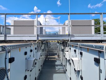 Mischluftgerät mit aufgesetzter zweistufiger adiabater Kühlung sorgt bei voestalpine BÖHLER Aerospace in Kapfenberg für konstante Temperaturen und maximale Energieeffizienz