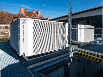 Zwei installierte Kühleinheiten des Sustainable Hall Conditioning Systems auf dem Dach der voestalpine BÖHLER Aerospace Produktionshalle in Kapfenberg