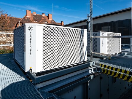 Zwei installierte Kühleinheiten des Sustainable Hall Conditioning Systems auf dem Dach der voestalpine BÖHLER Aerospace Produktionshalle in Kapfenberg