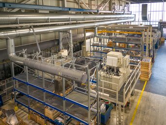 Textile Luftauslässe gewährleisten eine gleichmäßige, zugfreie Luftverteilung in der Produktionshalle von voestalpine BÖHLER Aerospace