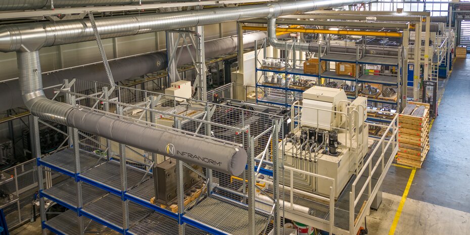 Textile Luftauslässe gewährleisten eine gleichmäßige, zugfreie Luftverteilung in der Produktionshalle von voestalpine BÖHLER Aerospace