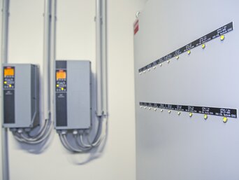 Moderne Regelungstechnik von bösch im prämierten Blue Building von Peter Blau.