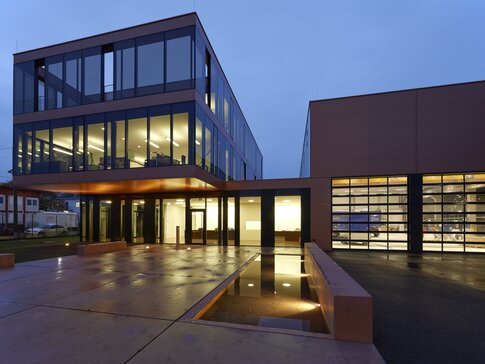 Moderne Regelungstechnik von bösch im prämierten Blue Building von Peter Blau. | © Ebenhofer Walter