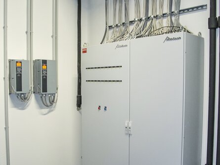 Moderne Regelungstechnik von bösch im prämierten Blue Building von Peter Blau. | © Ebenhofer Walter