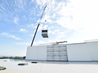 Der Verhub der Kuben mit einem Kran direkt durch das Dach in den obersten Stock. | © bösch Heizung Klima Lüftung