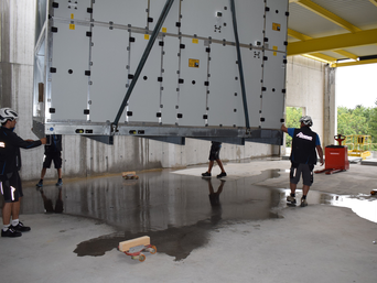 Beim Verhub der Kuben werden alle Hände gebraucht. | © bösch heizung, klima, lüftung