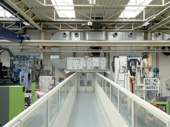 Innenansicht der ENGEL-Halle mit nachhaltiger Hallenkonditionierung durch zweistufige adiabate Kühlung, Wärmerückgewinnung und intelligenter Regelung.