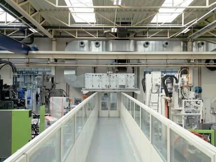 Innenansicht der ENGEL-Halle mit nachhaltiger Hallenkonditionierung durch zweistufige adiabate Kühlung, Wärmerückgewinnung und intelligenter Regelung.