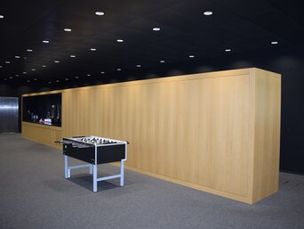 Im Pausenraum des Neubaus sieht man die Kühl- und Heizdecke besonders gut. | © bösch - heizung, klima, lüftung