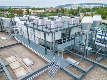 Schräg von oben aufgenommene Ansicht der SHC-Dachinstallation mit mehreren Kühleinheiten und Luftführungssystemen am Standort Kansai Helios