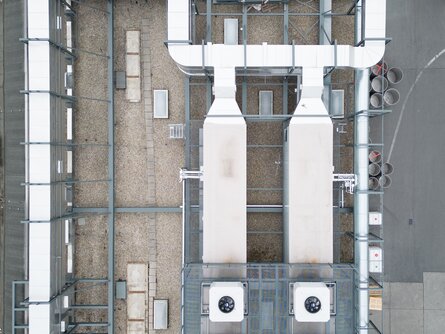 Gesamtansicht der adiabaten Kühleinheiten und Lüftungssysteme des Sustainable Hall Conditioning Systems auf dem Dach des Produktionsstandorts von Kansai Helios
