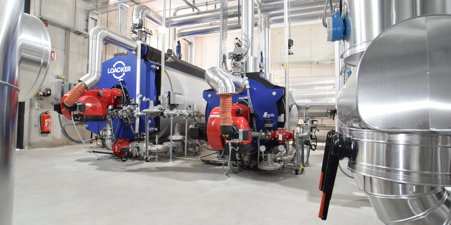 Die zwei Weishaupt-Brenner WM-G 30, die mit Erdgas und/oder Biogas befeuert werden und Ygnis Kessel zur Erzeugung von Wärme: beides aus dem Hause bösch. | © bösch heizung.klima.lüftung