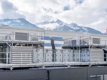 Dachanlage bei Senoplast in Piesendorf mit SHC-Lüftungsgeräten vor verschneiter Alpenkulisse – nachhaltige Hallenkonditionierung