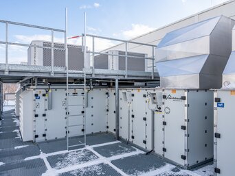 Installierte Lüftungsgeräte des Sustainable Hall Conditioning Systems auf dem Dach von Senoplast – effiziente Kühlung und Wärmerückgewinnung