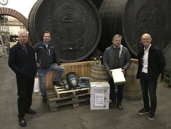 Vor dem alten Brenner  v. links Peter Zirbisegger sen., Peter Zirbisegger jun. (VNAT KDT ST), Ing. Franz Heinrich Thomüller u. Martin Londer (VNAT KDL ST)  | © Weinkellerei Thomüller