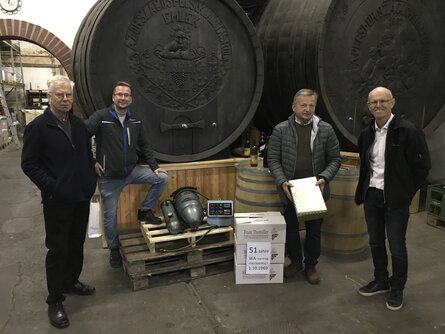 Vor dem alten Brenner  v. links Peter Zirbisegger sen., Peter Zirbisegger jun. (VNAT KDT ST), Ing. Franz Heinrich Thomüller u. Martin Londer (VNAT KDL ST)  | © Weinkellerei Thomüller