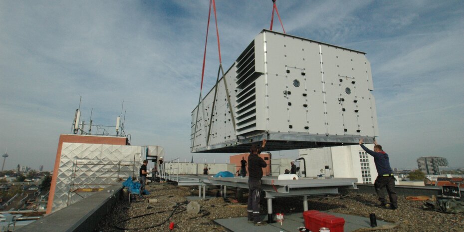 Das Lüftungsgerät wurde mittels Kran an seinen Bestimmungsort am Dach des Krankenhauses gehievt. | © bösch heizung.klima.lüftung