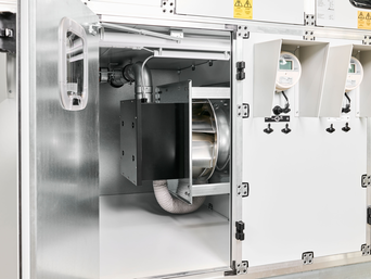 EC-Ventilatoren mit gekapseltem Motor (außerhalb des Luftstroms und fremdbelüftet) für die fettbelastete Abluft. | © bösch - heizung.klima.lüftung