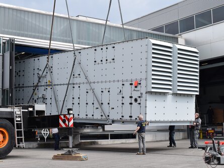 Die tonnenschweren Lüftungsgeräte wurden im Werk in Lustenau/Österreich gefertigt und per Sondertransport nach Werne befördert. Beim Verladen aus der Werkshalle auf den Lkw war Maßarbeit gefragt. | © bösch heizung.klima.lüftung