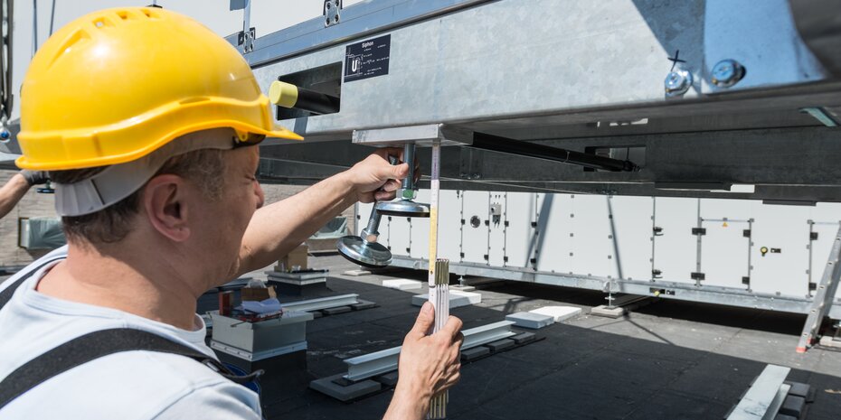 Die bösch Geräte sind durchdacht bis ins Detail: Die verstellbaren Füße ermöglichen das zentimetergenaue Nivellieren des Gerätes auch auf unebenen Flächen. | © bösch heizung.klima.lüftung