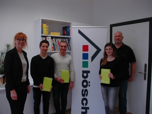 Die Gewinner/in des bösch Gewinnspiels an der HTL Bregenz: Luca Vögel, Michael Jankovic und Corinna Novacic mit Direktorin MMag. Claudia Vögel und Michael Lux, Bsc von bösch