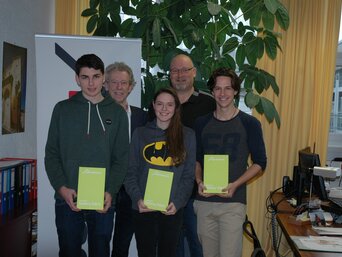 In der HTL Rankweil freute sich Direktor DI Gerhard Wimmer mit Luca Schenk, Marie Loidl und Matthias Wehinger über die gewonnenen Tablets vom bösch Gewinnspiel. | © Walter Bösch GmbH & Co KG