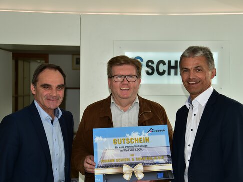 Verkaufsleiter OÖ, Albert Neuwirt (re.) und der langjährige Betreuer der Fa. Schierl, Ewald Wolf (li.), übergaben den Gutschein an Manfred Schierl (Mitte) | © Walter Bösch GmbH & Co KG