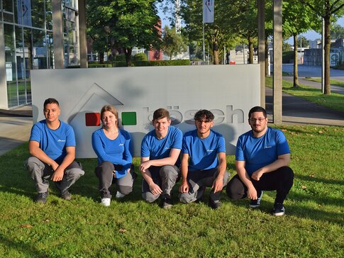 Unsere neuen Lehrlinge v.l.n.r.: Cenk Mete, Sila Zengin, Hannes Riedmüller, Musa Ulus und Botan Can Korkmaz. | © bösch heizung.klima.lüftung