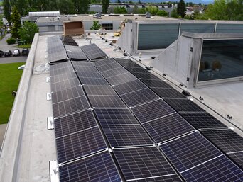 850 m² PV-Kollektoren bei bösch in Lustenau sorgen für nachhaltigen Solarstrom. | © bösch heizung.klima.lüftung