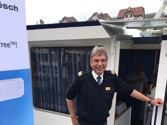 Stoll Schifffahrt-Inhaber René Hirsbrunner begrüßte die Fahrgäste persönlich. | © Walter Bösch AG