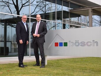 „Unsere Zusammenarbeit ist eine schöne Symbiose, die jedenfalls fortgesetzt und intensiviert wird“, so Clemens Dereschkewitz (CEO Glen Dimplex Deutschland GmbH, links) und Dr. Robert Janschek (Geschäftsleitung Walter Bösch GmbH & Co KG, rechts) einig. | © bösch heizung.klima.lüftung