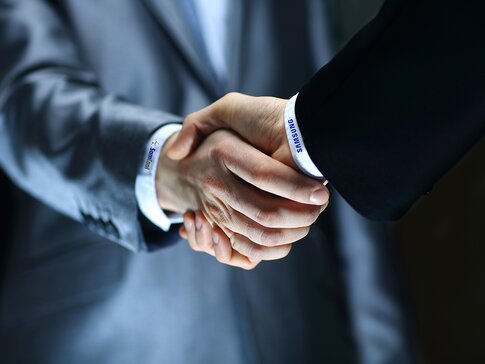 Einzigartige Partnerschaft zwischen Samsung und SamCool | © AdobeStock Handschake von Business Personen | © AdobeStock