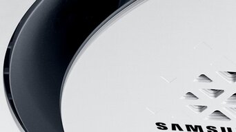 Naheaufnahme einer Samsung 360-Grad-Kassette mit Luftauslassstruktur, weiß mit schwarzem Rand, für gleichmäßige Luftzirkulation | © Samsung