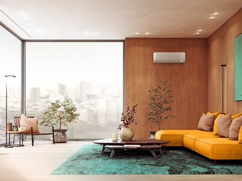 Modernes Wohnzimmer mit gelbem Sofa, Samsung Klimaanlage an der Wand, großem Fenster mit Stadtblick, grüner Teppich und stilvollen Pflanzen